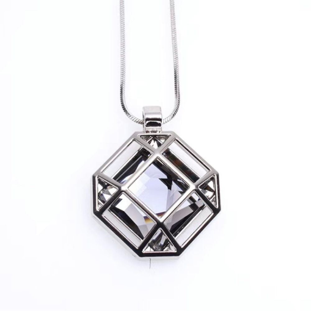 NWOT Simple Fashion Square Hollow Sweater Chain Necklace - Picture 3 of 4